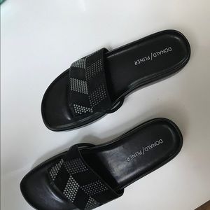 Donald Pliner Fifi Platform Thong Sandal in Black